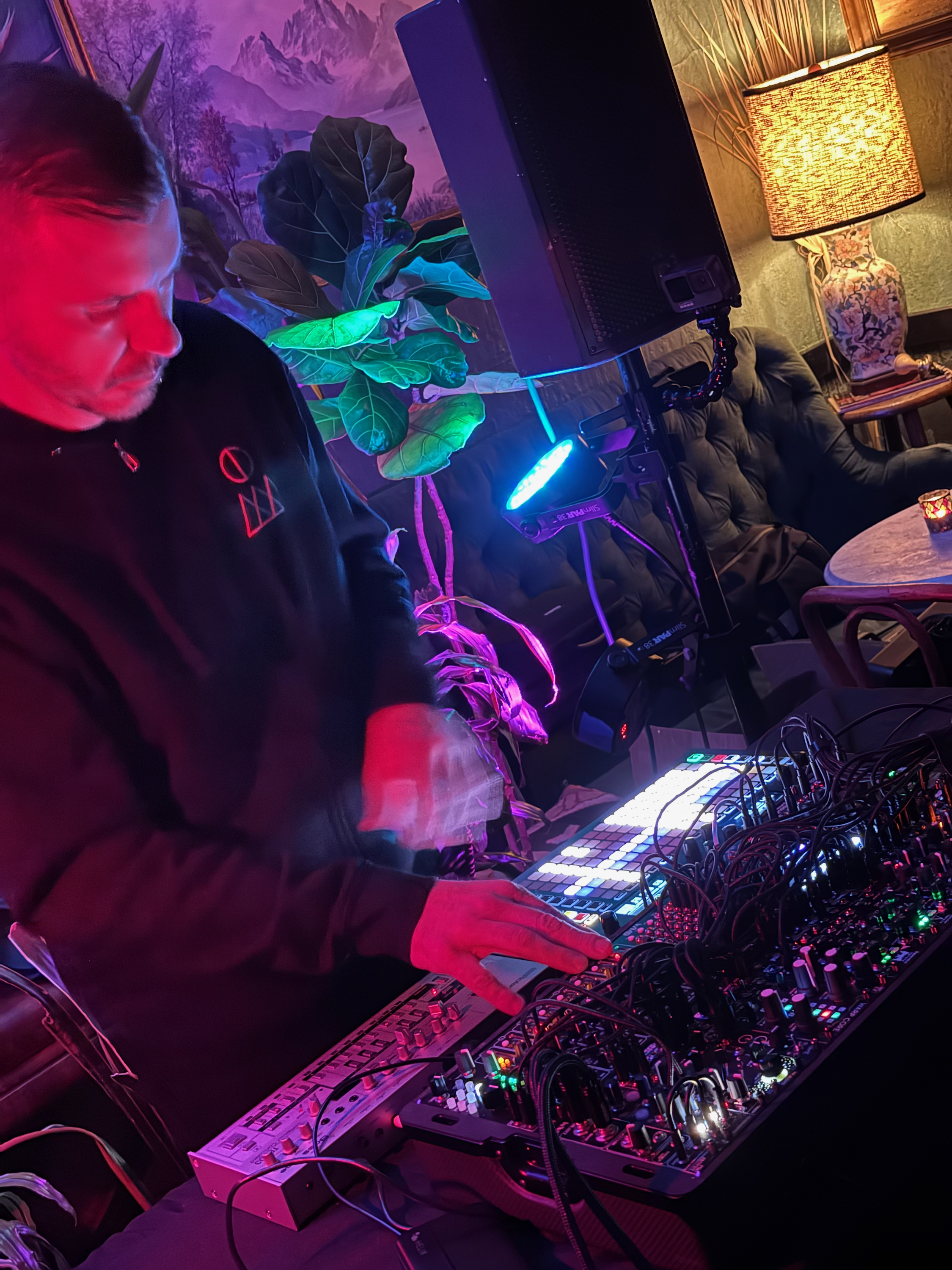 William White live — hardware close-up with motion